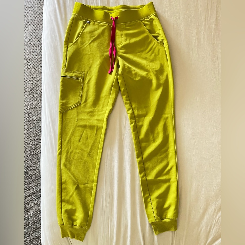 Figs Zamora jogger scrub pant size small tall in Limeade